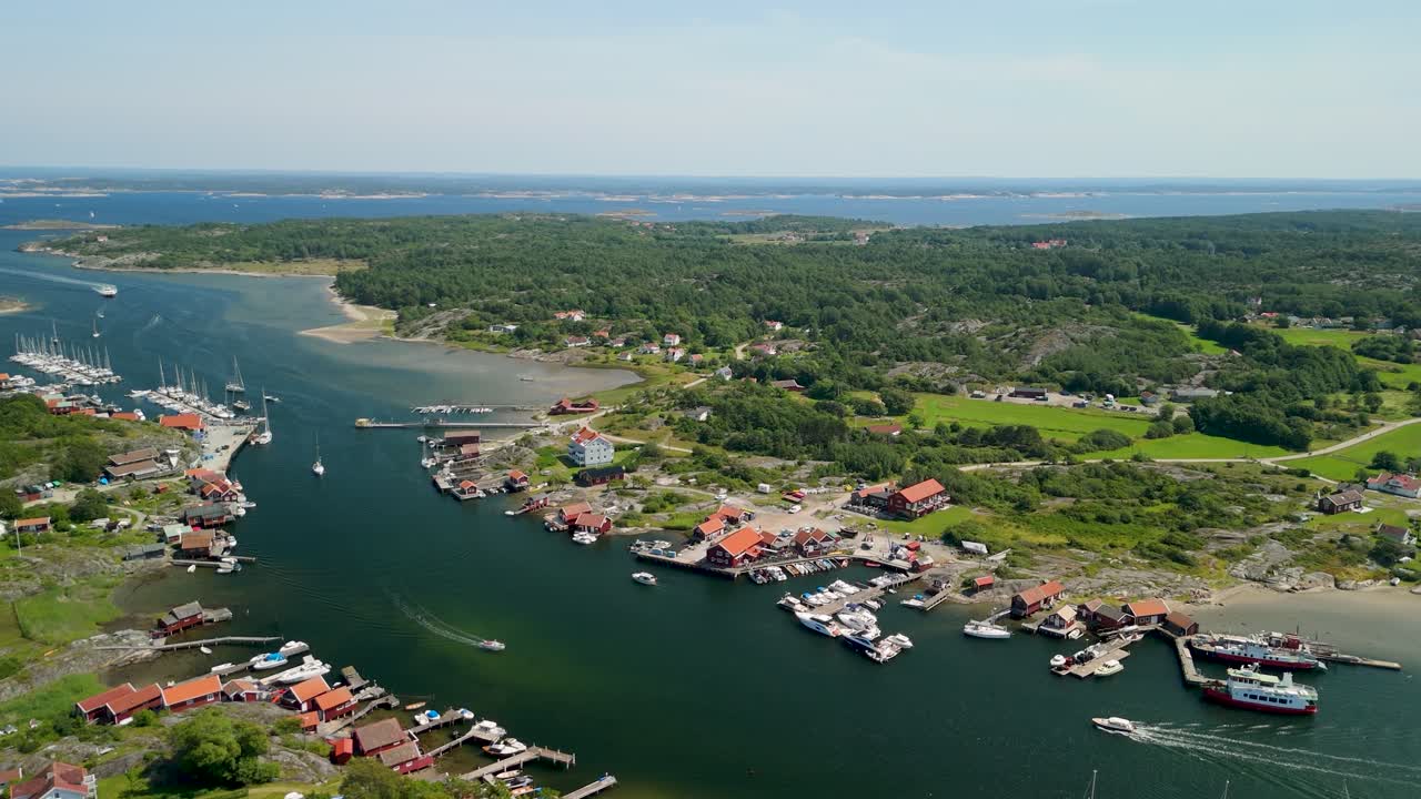 Sydkoster ø-kanal med røde bådhuse og passagerfærge nær Strömstad - luftfoto i høj højde med parallaxeffekt