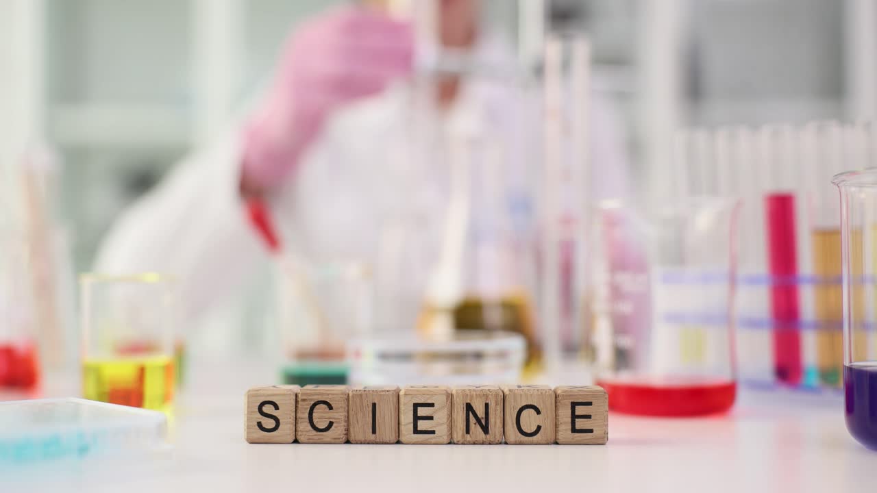 Blocchi scientifici in un laboratorio con un ricercatore sfocato
