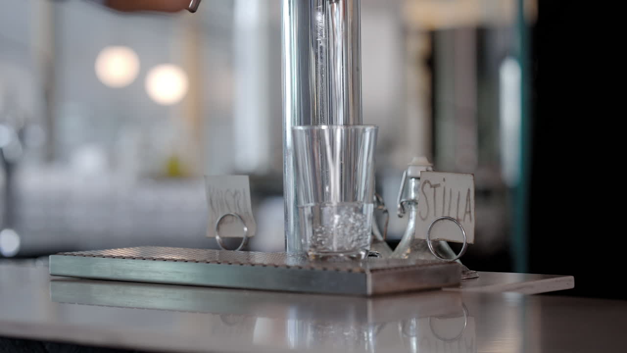 식수가 중요하다 목마름 음료수 액체 따르다 맛있다 맛있다 유리 글라스 퓨어 레스토랑 음식점 건강식 식사 천연 광물 집 부엌 커피 휴게실 사무실 공간 깨끗하다 싱싱하다 싱싱하다 싱싱하다 계류