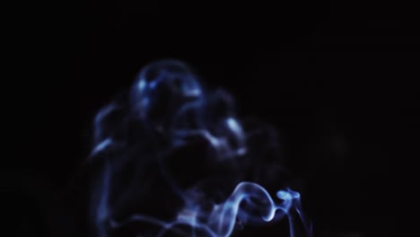 Humo-De-Color-Azul-Abstracto-Con-Un-Fondo-Negro-En-Cámara-Lenta