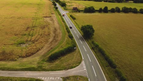 Drone-Siguiendo-Autos-En-Una-Carretera-Rural