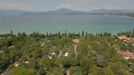 drone volando sobre el hermoso campo en italia con el lago garda