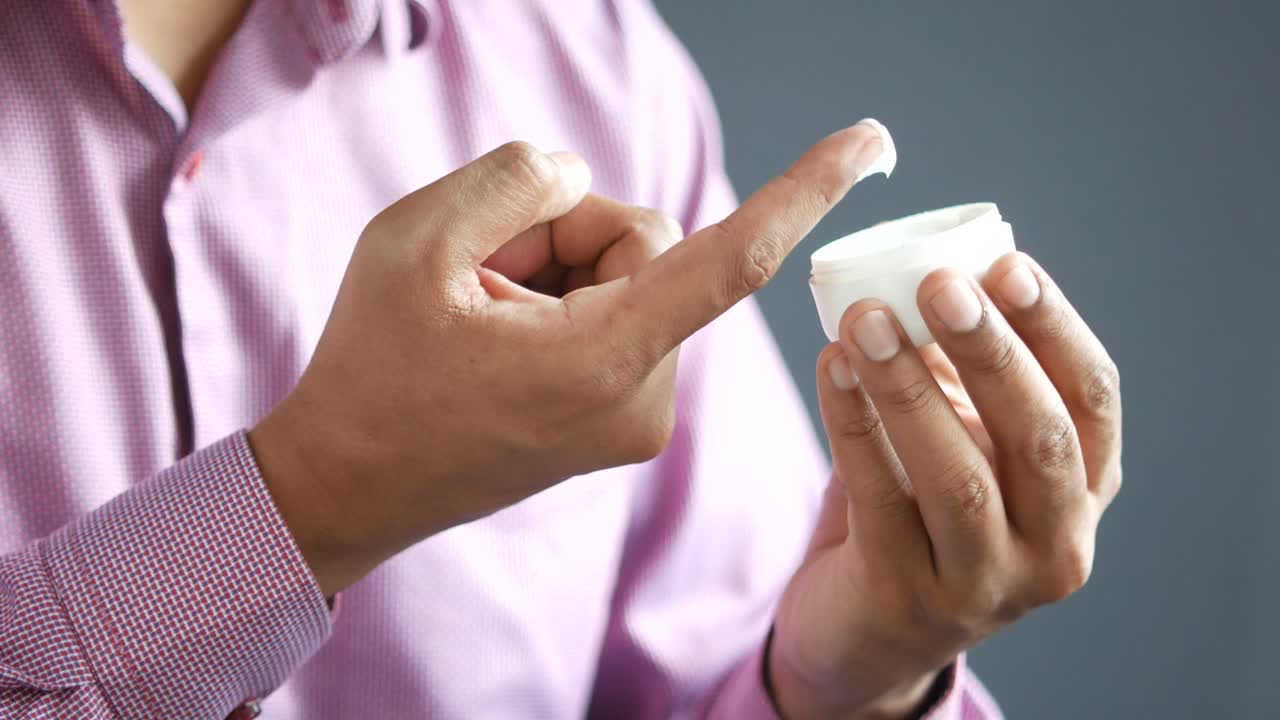 hombre aplicando crema