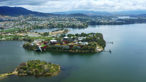 Museo-Mona-De-Arte-Antiguo-Y-Nuevo-En-El-Puerto-De-Hobart,-Tasmania,-Dron-Aéreo-4k