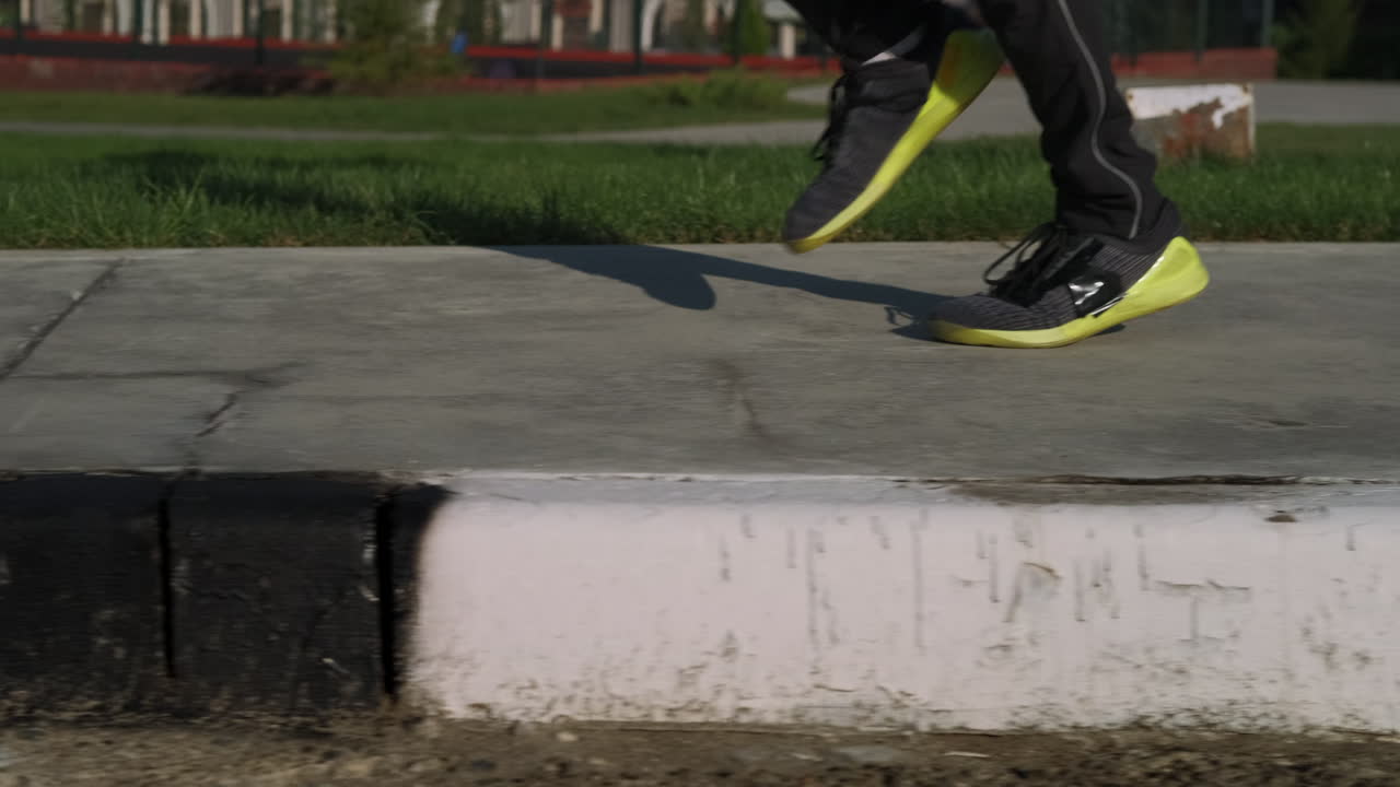 persona corriendo por la acera