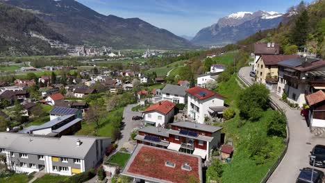 vuelo de drones sobre apartamentos en una ciudad suiza con paneles solares