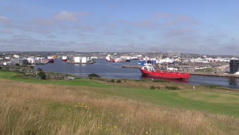 Aberdeen-Hafenschiff-Fährt-In-Die-Entfernte-Stadt-Aberdeen-Im-Hintergrund-Ein