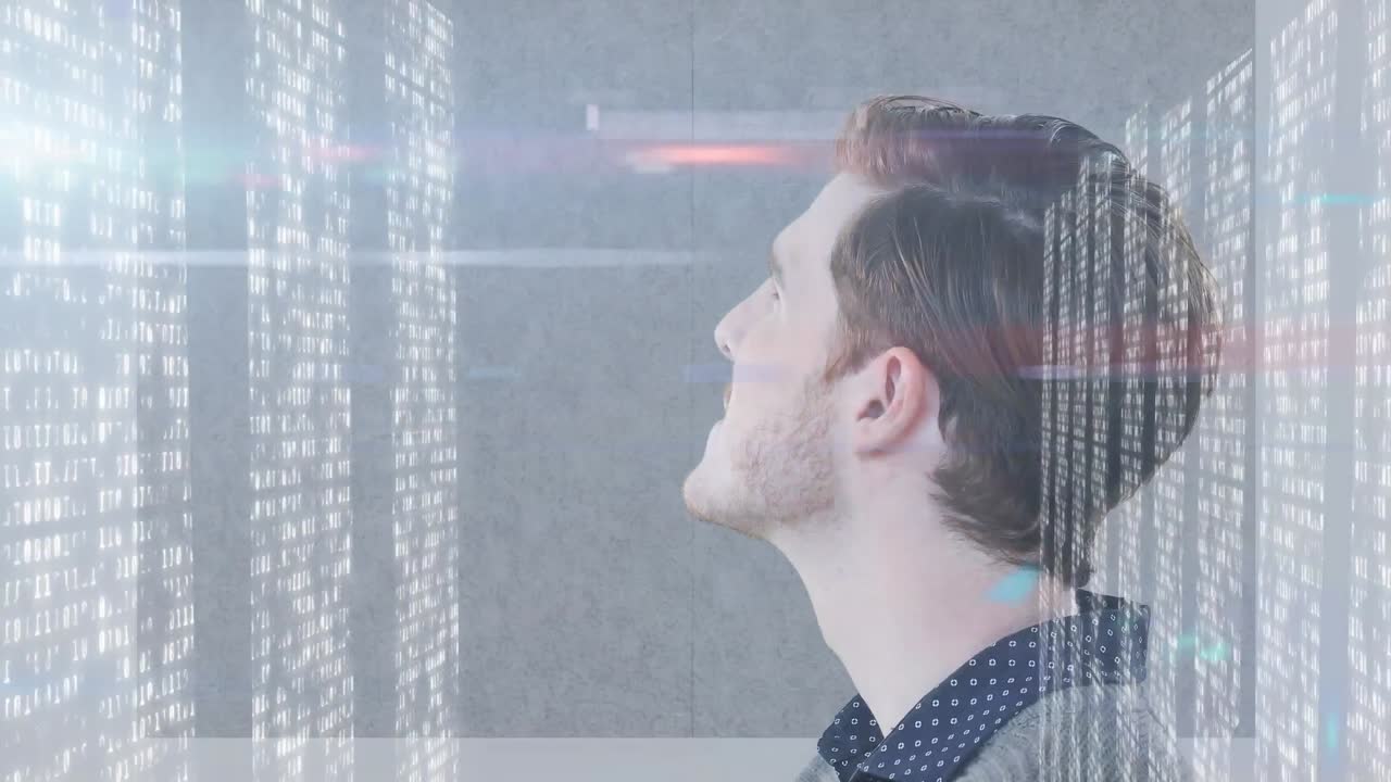 animación de paneles de interfaz en movimiento y brillantes de procesamiento de datos, sobre un hombre confundido