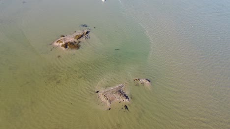 Un-Par-De-Pequeñas-Islas-En-Medio-Del-Río-Medway-En-Una-Soleada-Tarde-De-Invierno