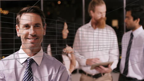 animación del túnel en un patrón sin fisuras sobre un hombre de negocios caucásico sonriendo en la oficina