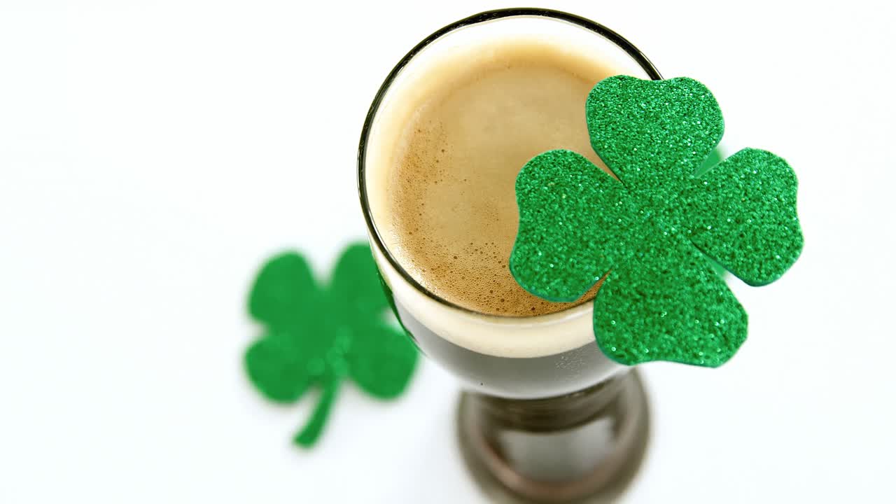 Copo de Guinness com trevos para o Dia de São Patrício