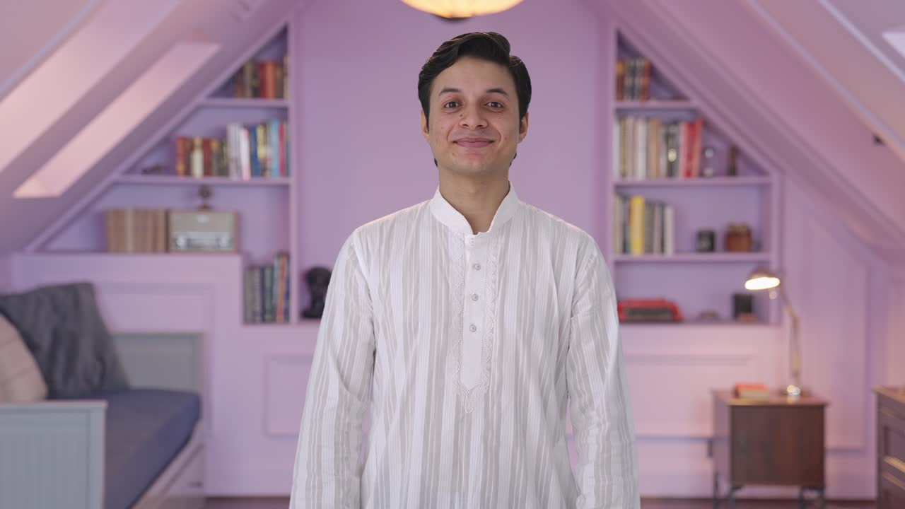 Uomo indiano felice che sorride in abito tradizionale