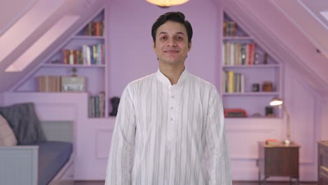 Glücklicher-Indischer-Mann,-Der-Im-Traditionellen-Outfit-Lächelt
