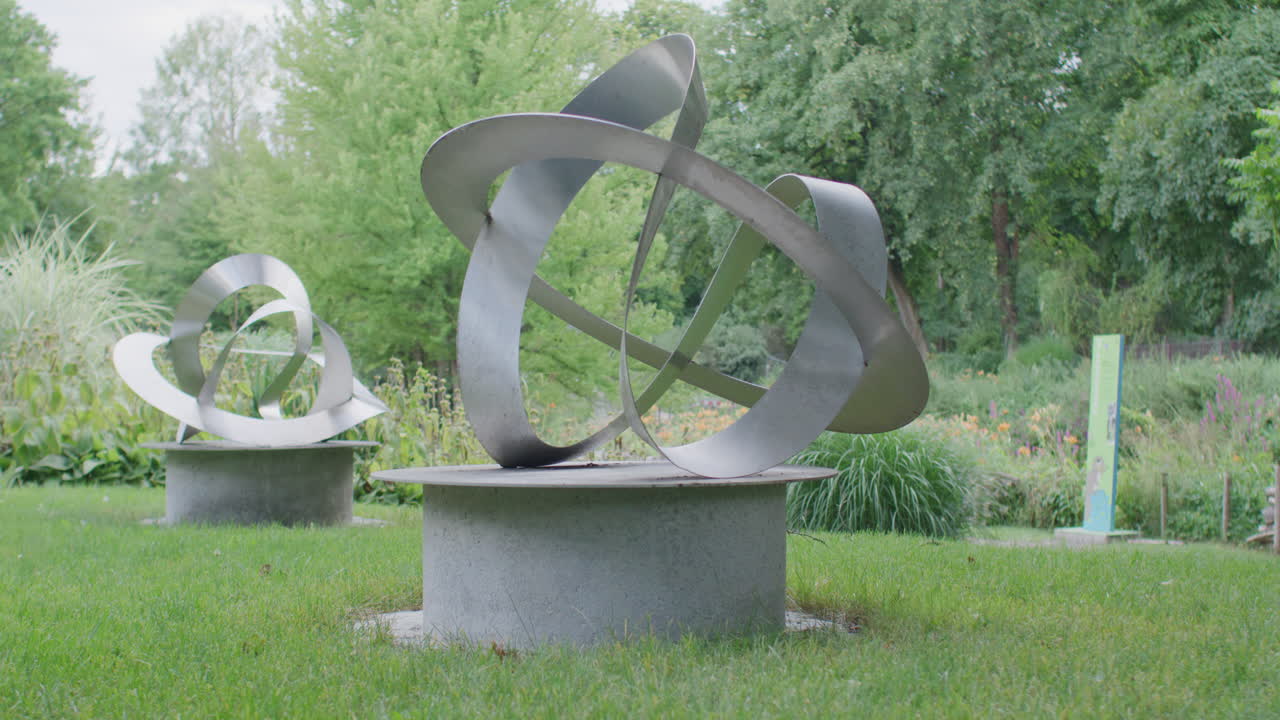 toma amplia de paralaje de una instalación de arte en metal.