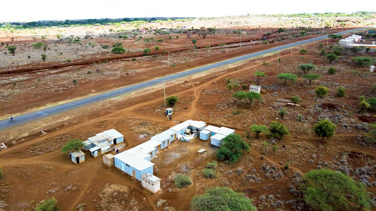 케냐 의 로이토토크 의 빈민촌 인 케냐 의 시골 도로 의 항공 사진