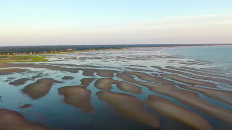 Imágenes-Aéreas-De-Drones-De-La-Bahía-De-Cape-Cod-De-La-Playa-Durante-La-Marea-Baja-Con-Gente-Caminando,-Barras-De-Arena-Y-Charcos-Durante-La-Hora-Dorada