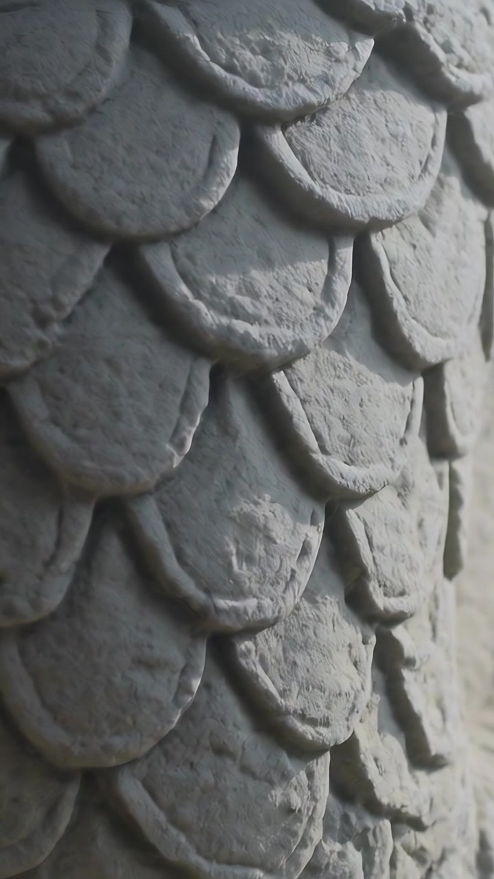 Video verticale: Telecamera che scorre dopo una spinta, mostrando un vaso di argilla in un negozio illuminato da destra per rivelarne la texture.
