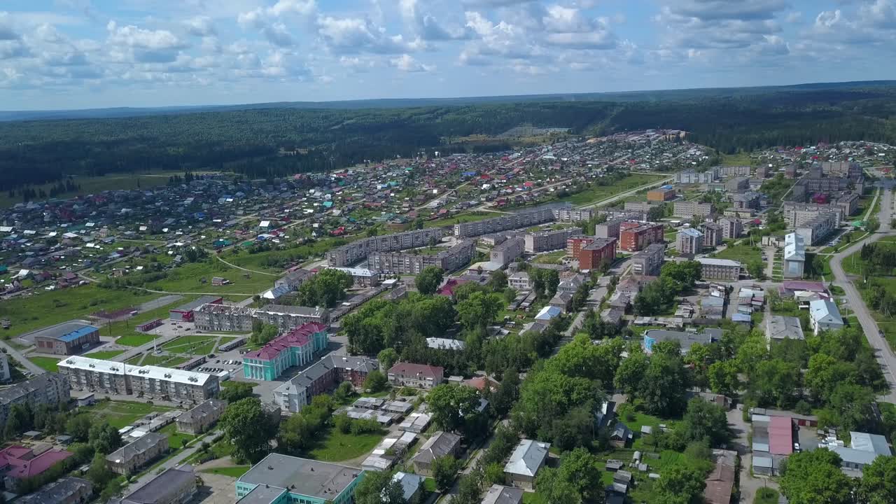 vista aérea de una pequeña ciudad en un bosque