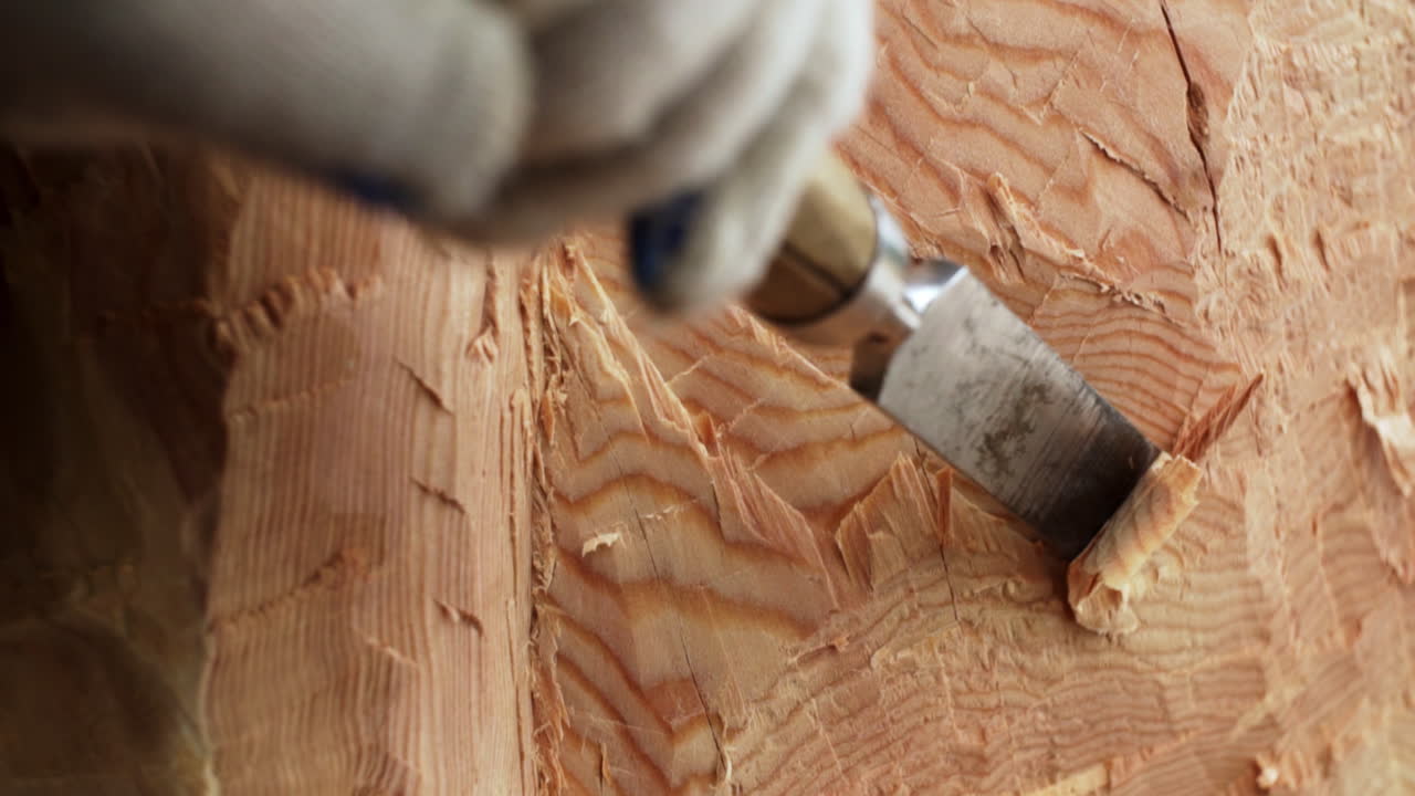 primer plano del proceso de tallado en madera