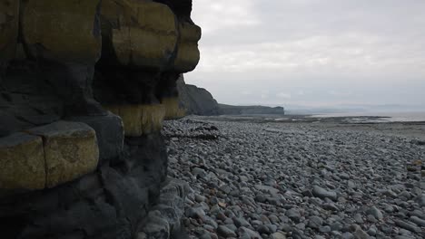 Stone-beach-in-South-of-England,-surrounded-by-cliffs