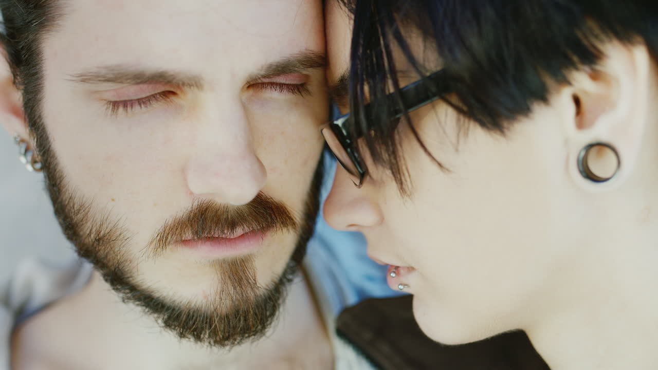 젊은 힙스터 커플의 클로즈업 갈색 머리 여자는 그들이 t인 그녀의 남자 친구에게 그녀의 이마를 눌렀습니다