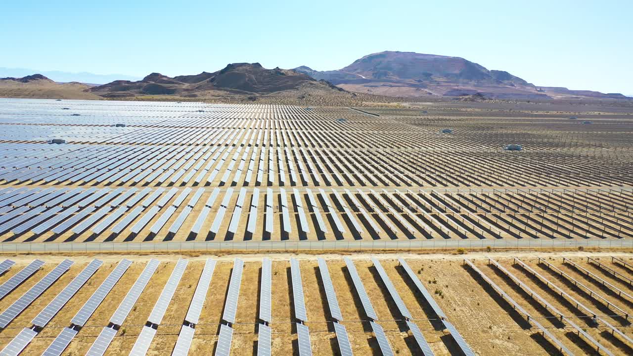 vista lateral de la antena de un dron de una gran matriz solar en el desierto de mojave, california, sugiere recursos de energía verde renovable y limpia