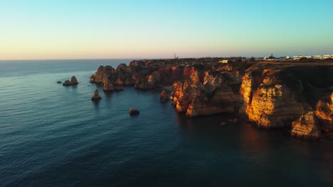 Increíbles-Vistas-Aéreas-De-Los-Acantilados-Cerca-De-Las-Playas-De-Doña-Ana-De-Portugal