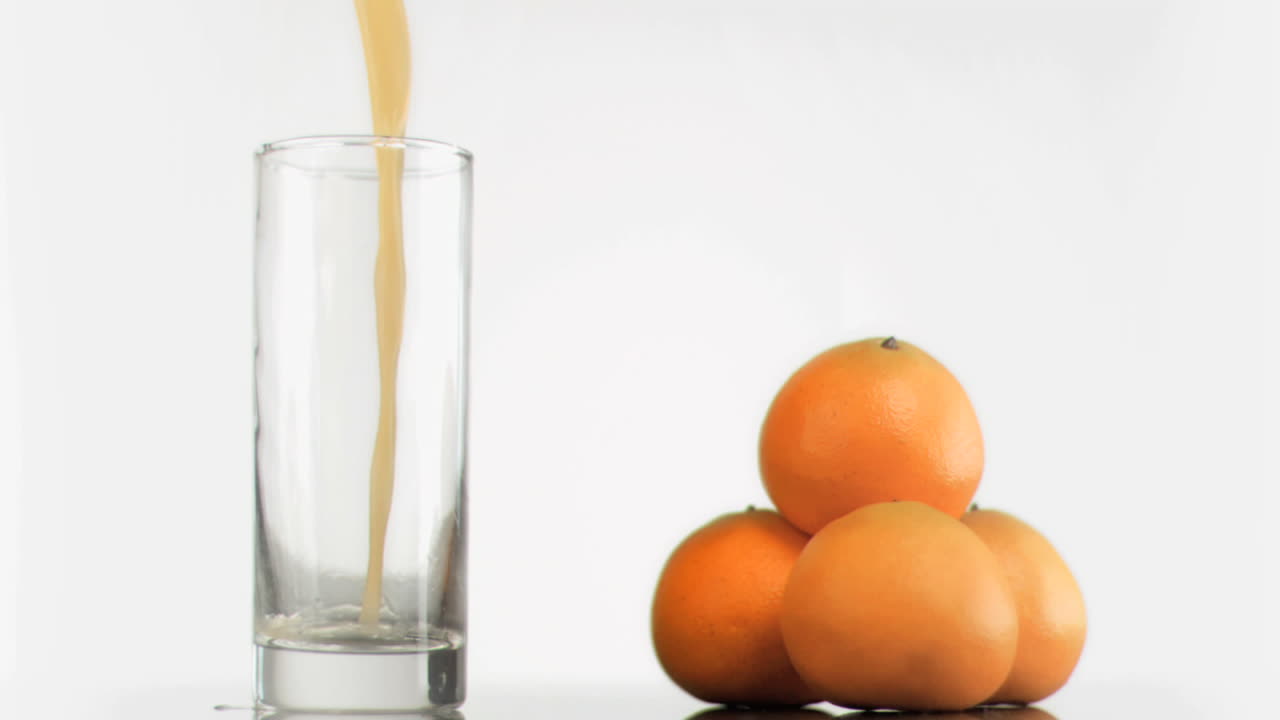 Succo d'arancia che schizza in super slow motion