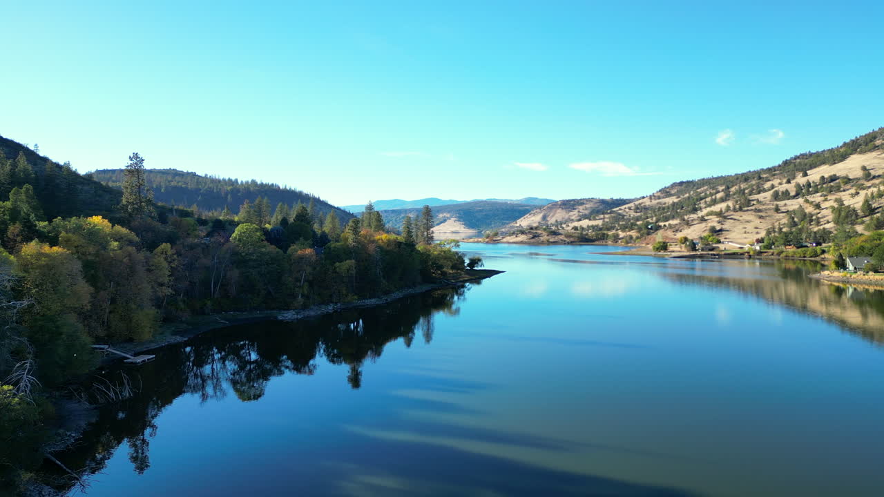 산 속 의 아름다운 호수 를 날아다니며