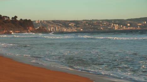 Pintoresca-Puesta-De-Sol-Sobre-El-Océano-Pacífico-Con-Fuertes-Olas-Rompiendo