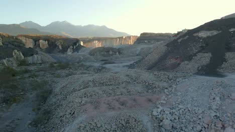 amanecer en las canteras de sillar, principal cantera de añashuayco, donde se extrae el sillar y zona turística donde actualmente se contempla la extracción del sillar por canteros