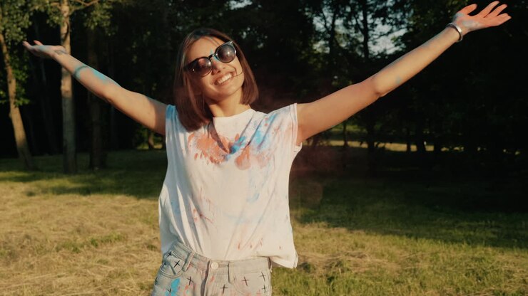 Donna che festeggia un festival con polvere colorata