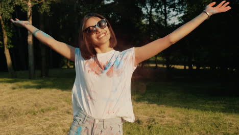 mujer celebrando un festival con polvo de colores