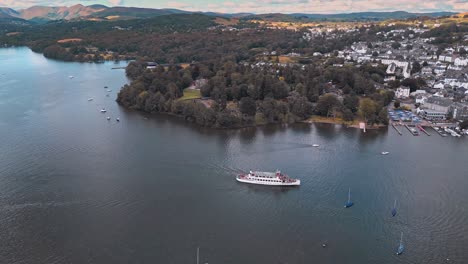 escena del distrito de los lagos que muestra el lago windermere, bosques, colinas, páramos, barcos y agua reflectante