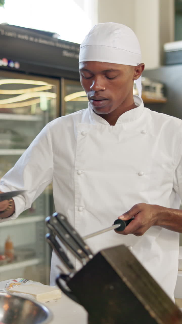 chef afilando un cuchillo en la cocina de un restaurante
