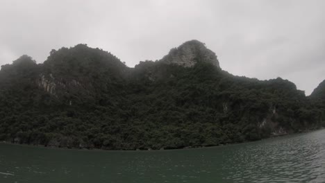 Eine-Insel-Inmitten-Der-Atemberaubenden-Halong-Bucht-In-Vietnam,-Aufgenommen-Mit-Einer-GoPro-Von-Einem-Kajak-Aus