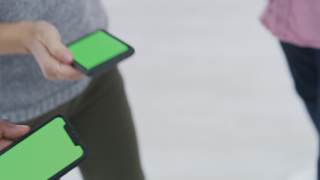 grupo de personas con teléfonos con pantallas verdes