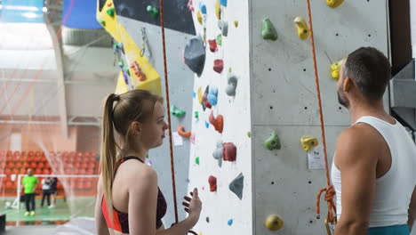 personas en un centro de pared de escalada