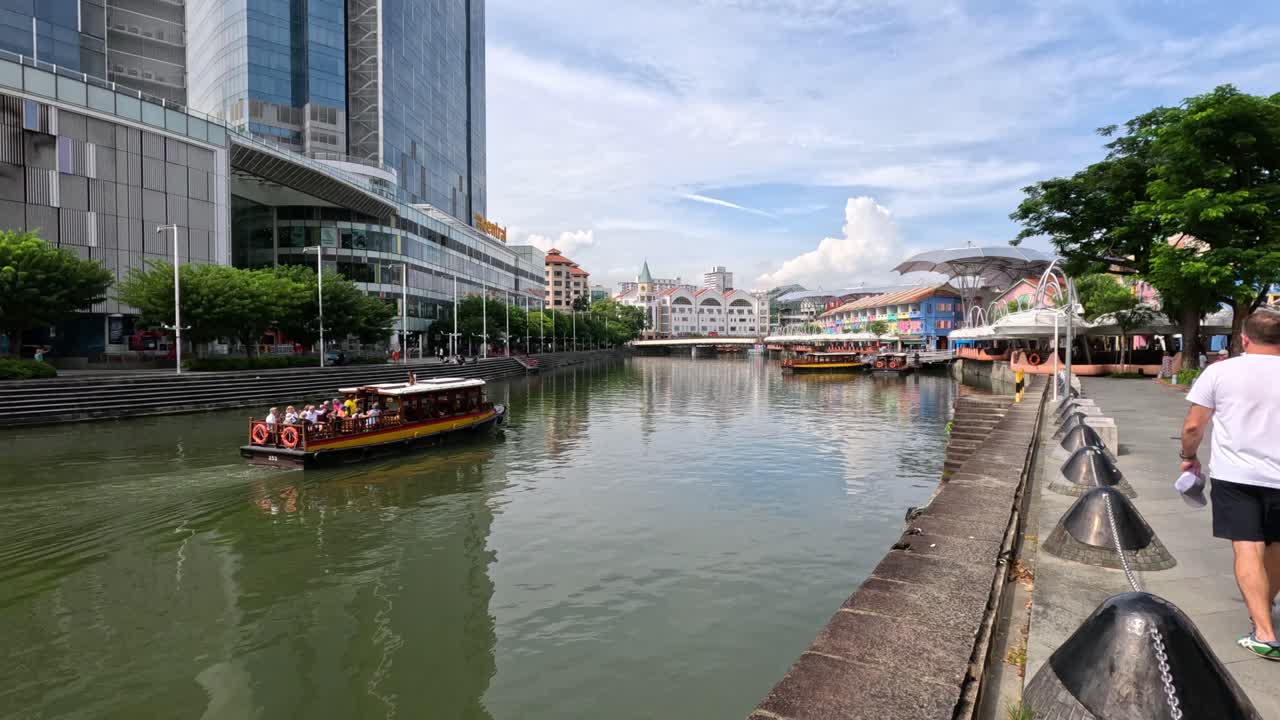 barco deslizándose a través del canal en medio del paisaje urbano