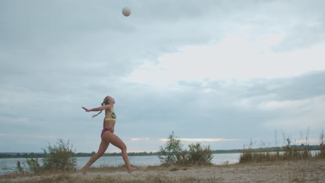 Juego-De-Voleibol-De-Playa-En-El-área-De-Recreación-La-Deportista-Está-Entrenando-Con-Pelota-En-Una-Cancha-De-Arena-En-Cámara-Lenta