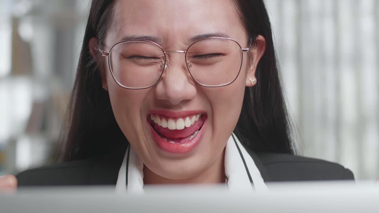 여자 는 노트북 에서 흥분 하여 일 하고 있다