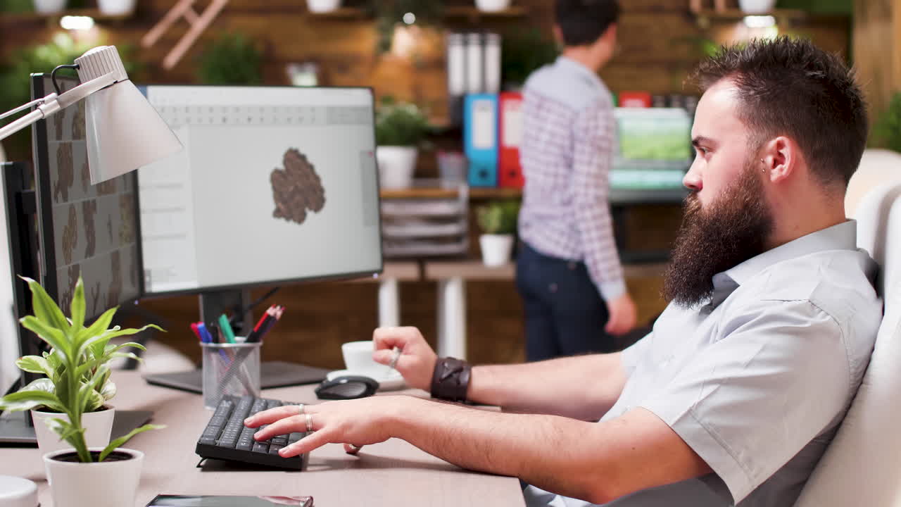 hombre trabajando en la computadora en la oficina
