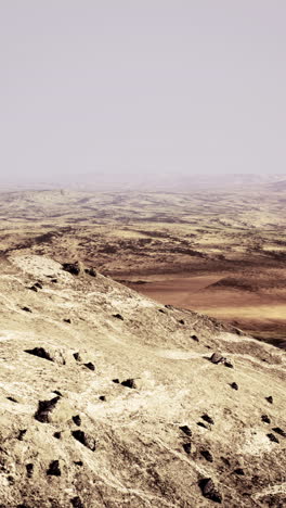 paisaje desértico alienígena: llanuras marcianas y colinas rocosas