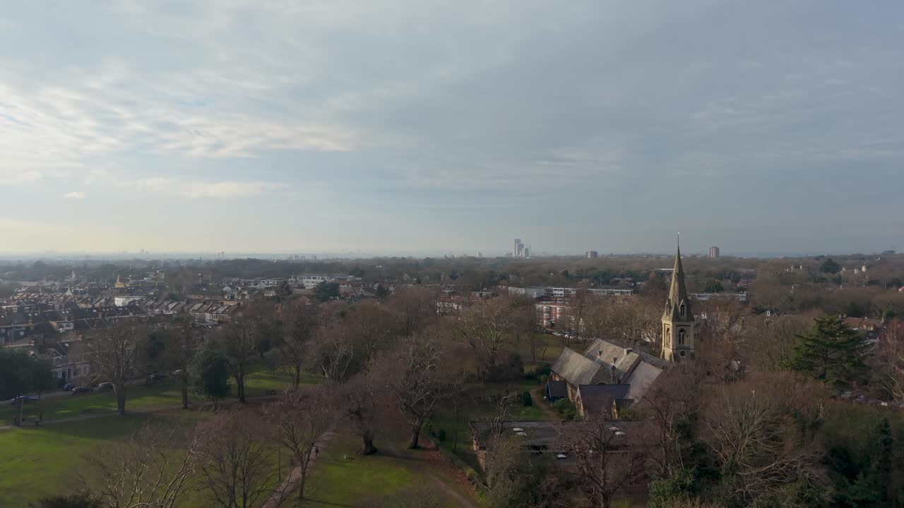 Ascenso de dron sobre Christchurch Green e iglesia, Wanstead, este de Londres