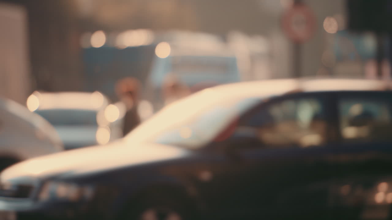 런던 시티 스트리트 슬로우 모션으로 걸어다니는 익명의 사람들