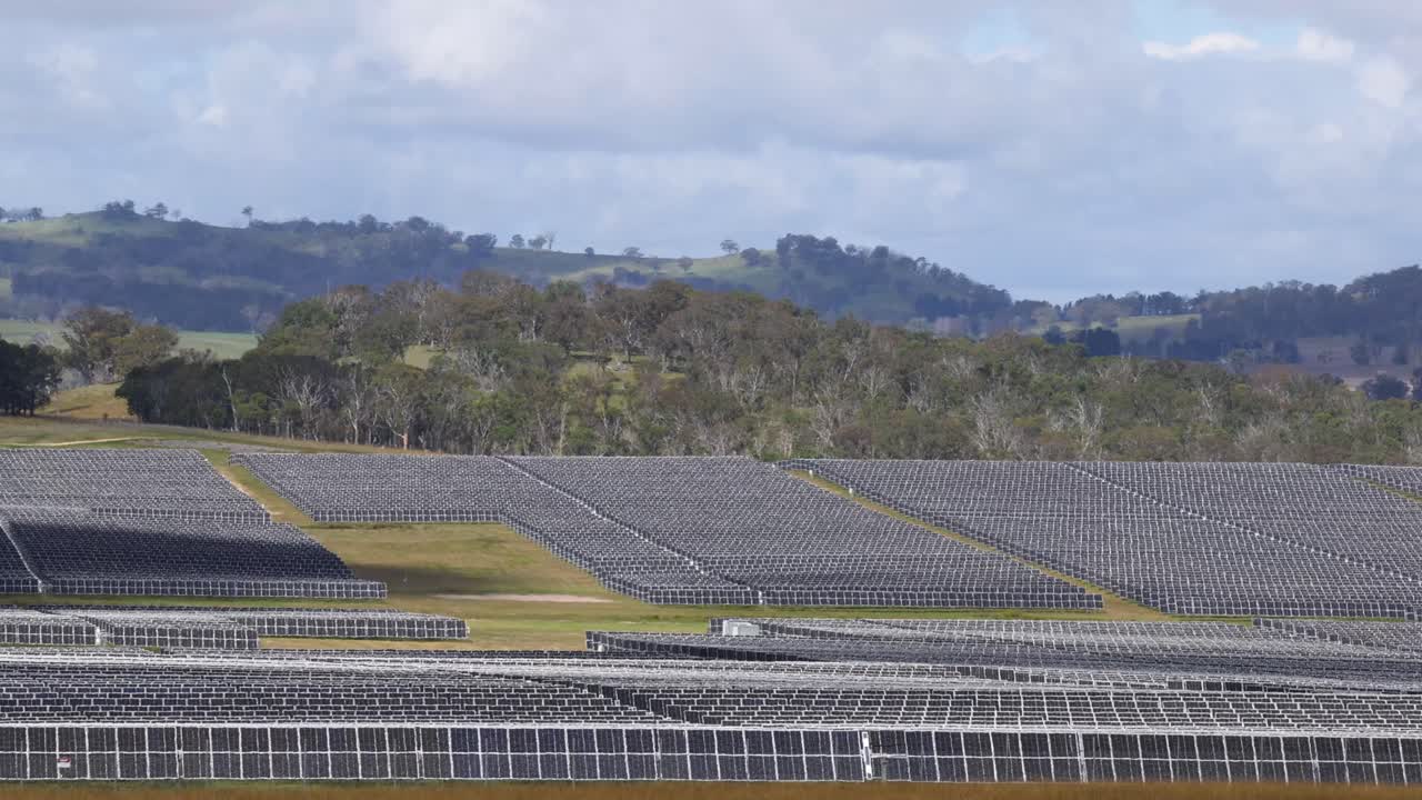 paneles solares dispuestos en un gran campo