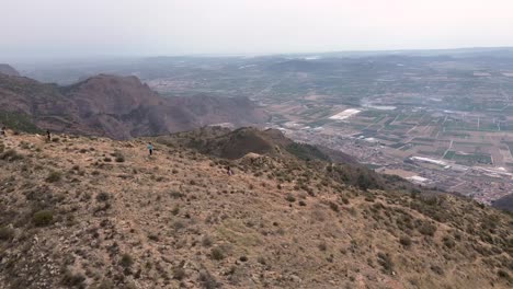 Grupo-De-Excursionistas-Caminan-Por-Una-Ruta-En-La-Montaña