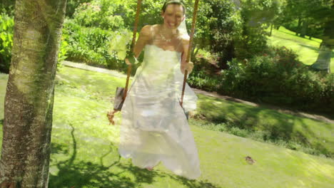 la novia jugando en un columpio