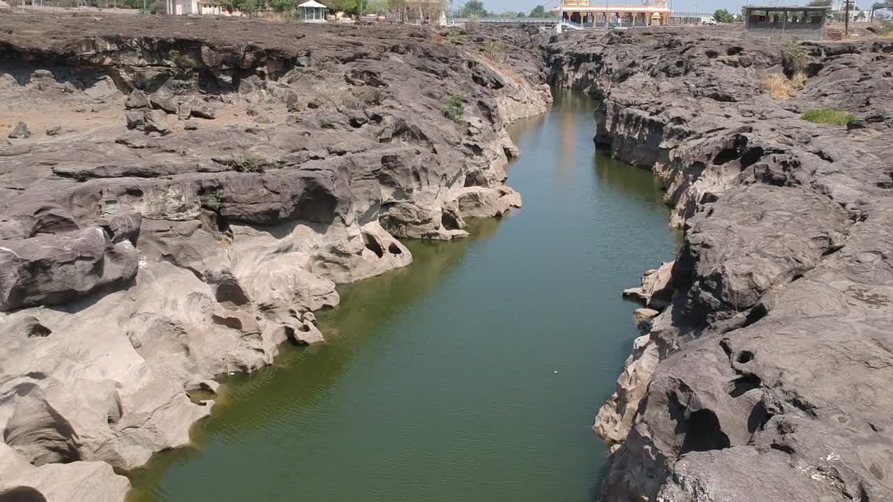 imágenes aéreas de drones de un río con baches - en nighoj cerca de pune y es famoso por los baches creados naturalmente en el lecho del río kukadi