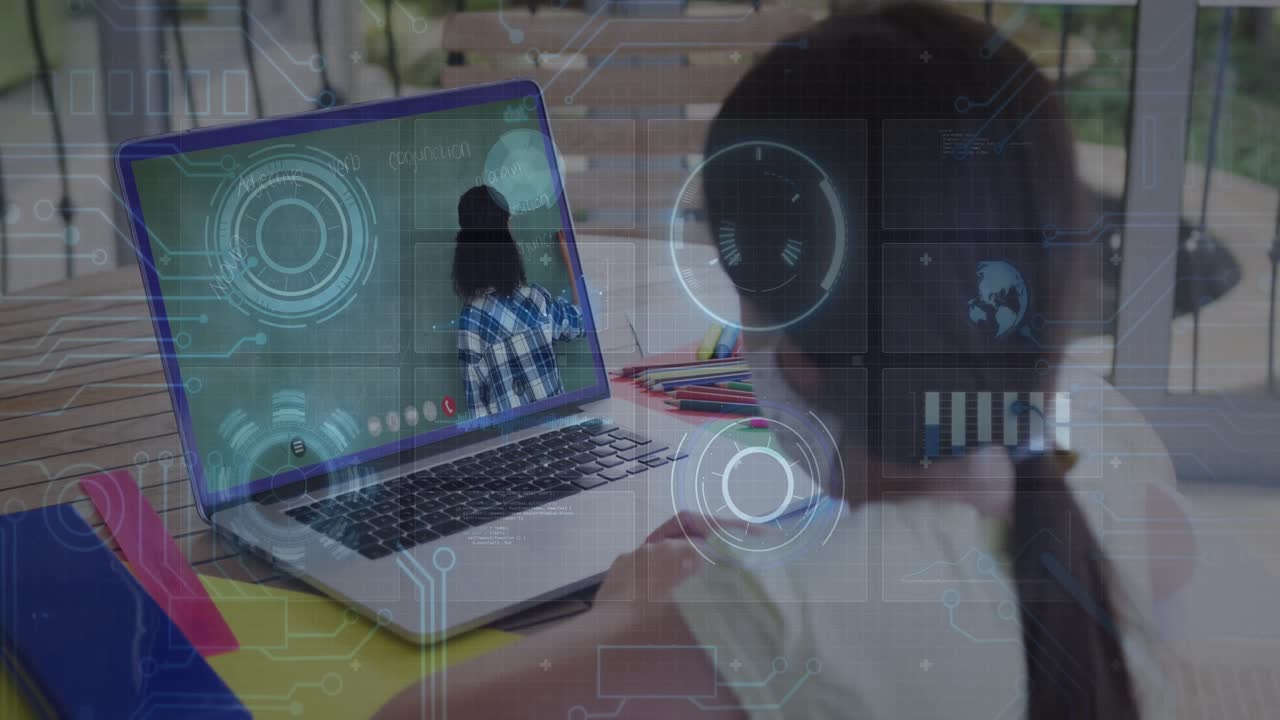 animación de escáner redondo y conexiones de microprocesador contra una chica que tiene una videollamada en una computadora portátil